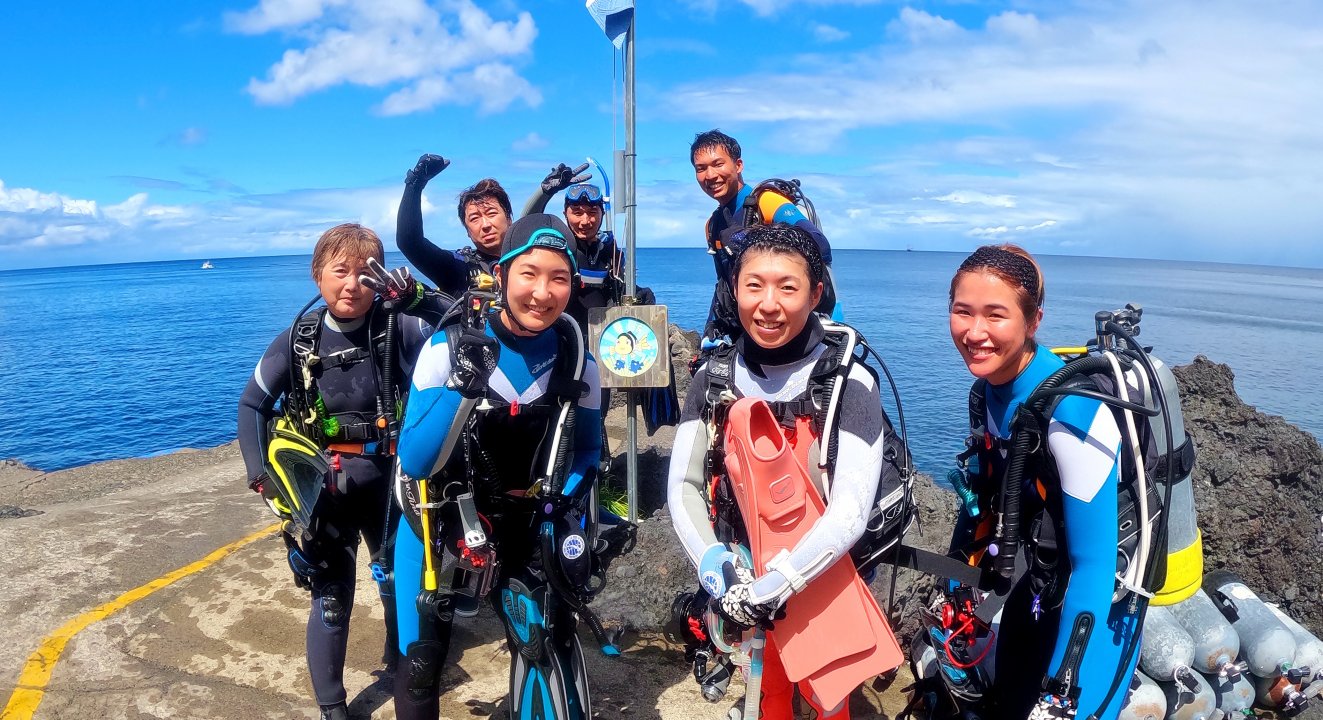 伊豆大島のメジャースポット・秋の浜で集合写真！