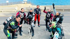 これから潜るドライスーツのダイバー達