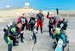 これから潜るドライスーツのダイバー達