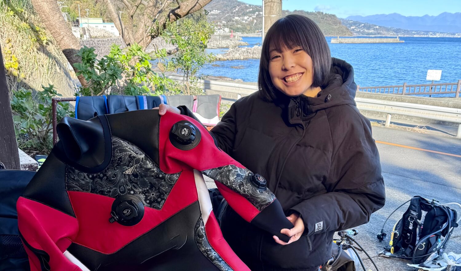 新品のドライスーツをバックから出すダイバー