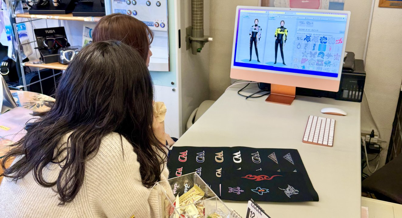 お店でスーツの色選びをするダイバー