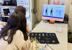 お店でスーツの色選びをするダイバー