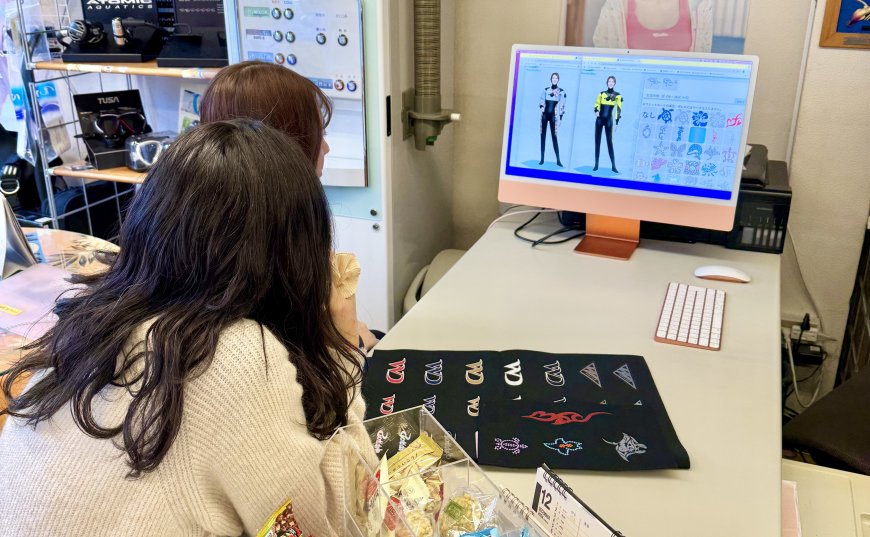 お店でスーツの色選びをするダイバー