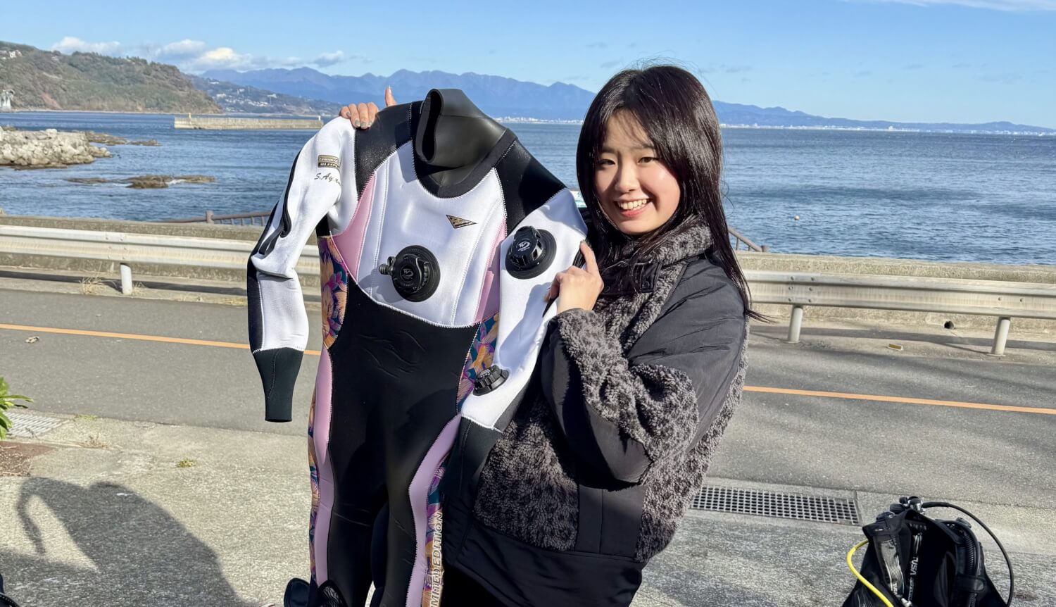 新品のワールドダイブドライスーツとダイバー