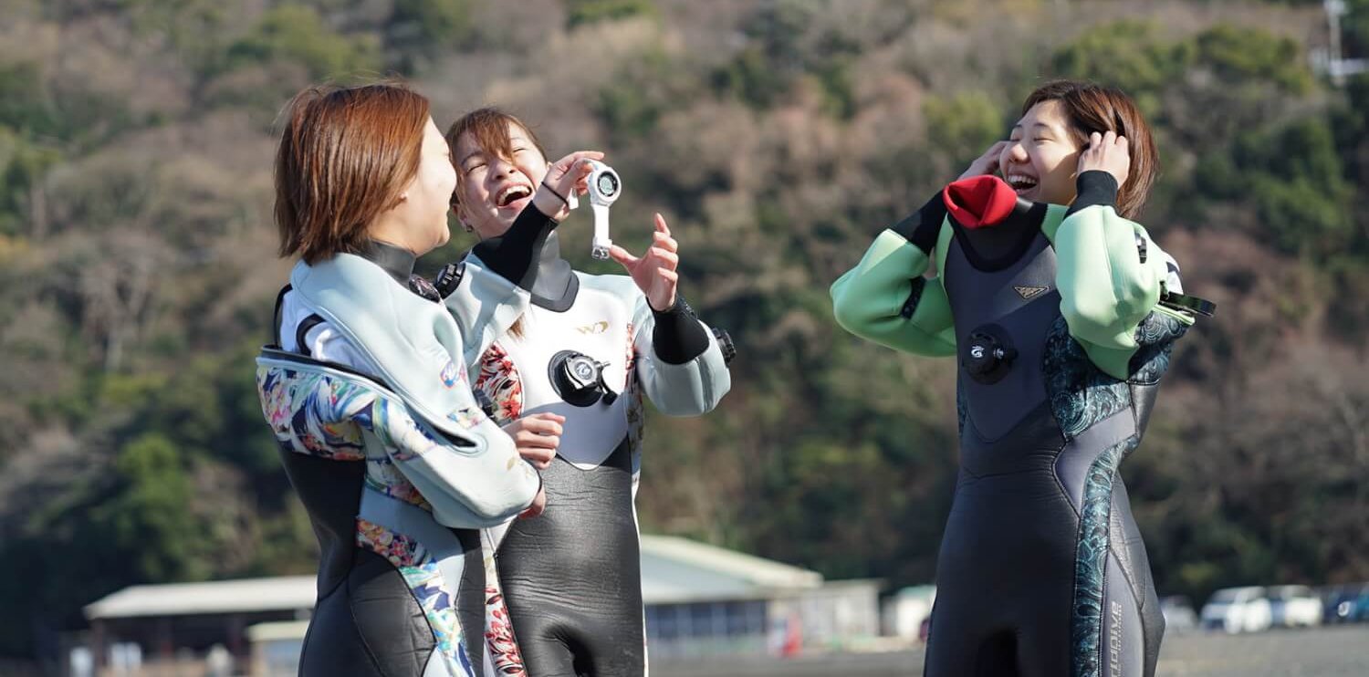 ドライスーツを着るダイバー