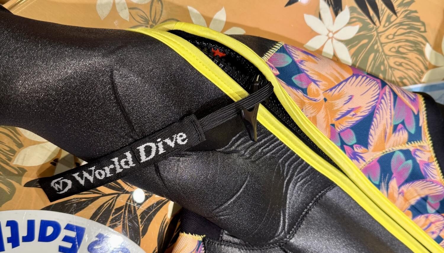 フロントファスナーのドライスーツ