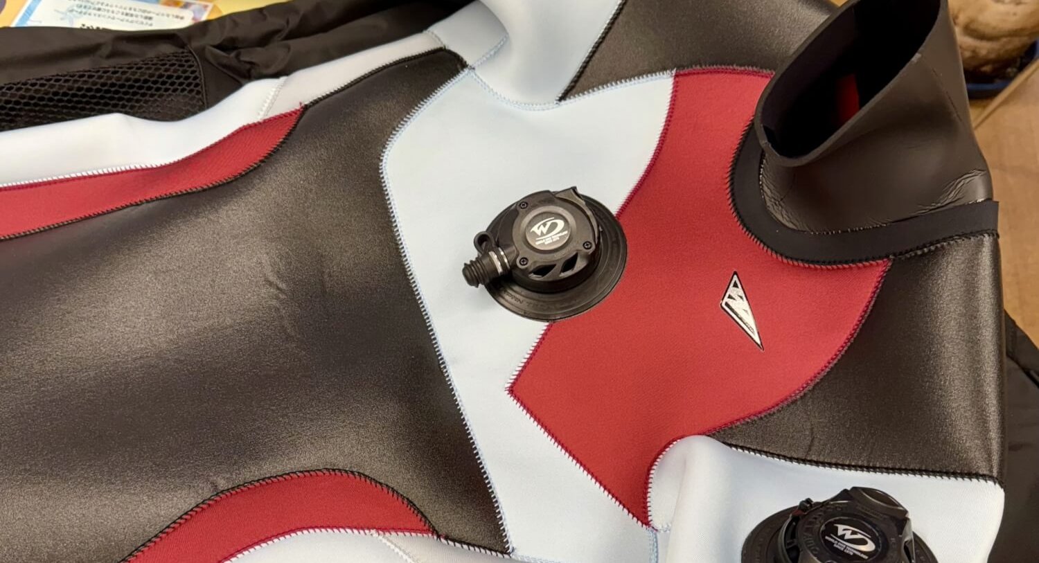 バックファスナーのドライスーツ